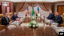 美国和乌克兰高级官员星期二(3月11日)在沙特阿拉伯西部的海滨城市吉达(Jeddah)就俄乌结束历时三年的战争一事进行会谈。