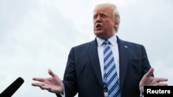 美国总统特朗普在乘坐空军一号前往宾夕法尼亚州前接受记者采访(2019年8月13日)。