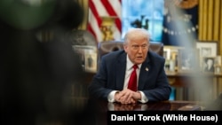 资料照片:美国总统特朗普在白宫宣布汽车关税。(2025年3月26日)