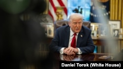 资料照:2025年3月26日,唐纳德·特朗普总统在椭圆形办公室宣布对汽车进口征收关税。