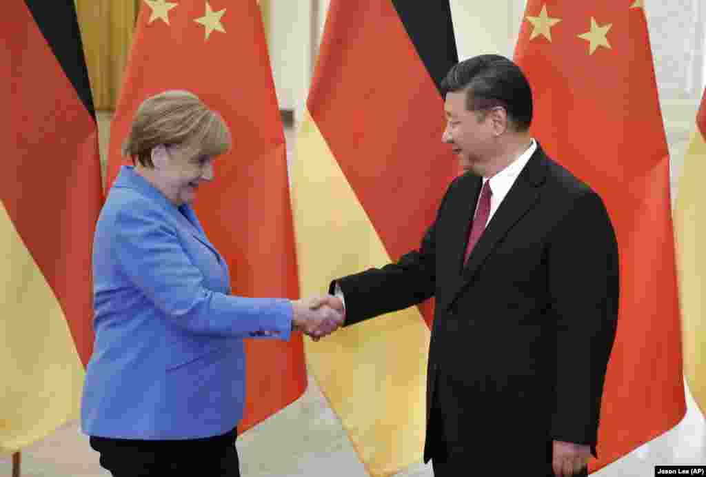 中国国家主席习近平2018年5月24日在北京人民大会堂与德国总理安格拉·默克尔会晤。 在美国福布斯杂志2018年世界最具权势人物榜上,习近平第一,默克尔第四。默克尔连续多年是这个排行榜上 全球最有权势的女性。