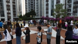 香港选民星期天(11月24日)排队在区议会选举中投票。