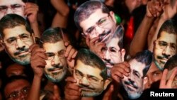 Các thành viên nhóm Huynh đệ Hồi giáo và những người ủng hộ Tổng thống Ai Cập bị lật đổ Mohamed Morsi biểu tình tại Quảng trường Rabaa Adawiya ở Cairo, ngày 12/3/2013.