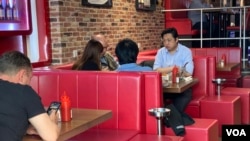 香港特首林郑月娥3月27日公布了更严厉的防疫新措施,包括禁止多过4人以上在公众地方聚集,每张餐桌不能坐多过4名客人等。(美国之音汤惠芸)