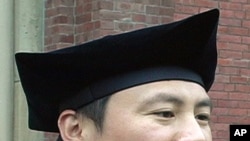 王丹2008年获得哈佛大学博士学位,目前在台湾教书