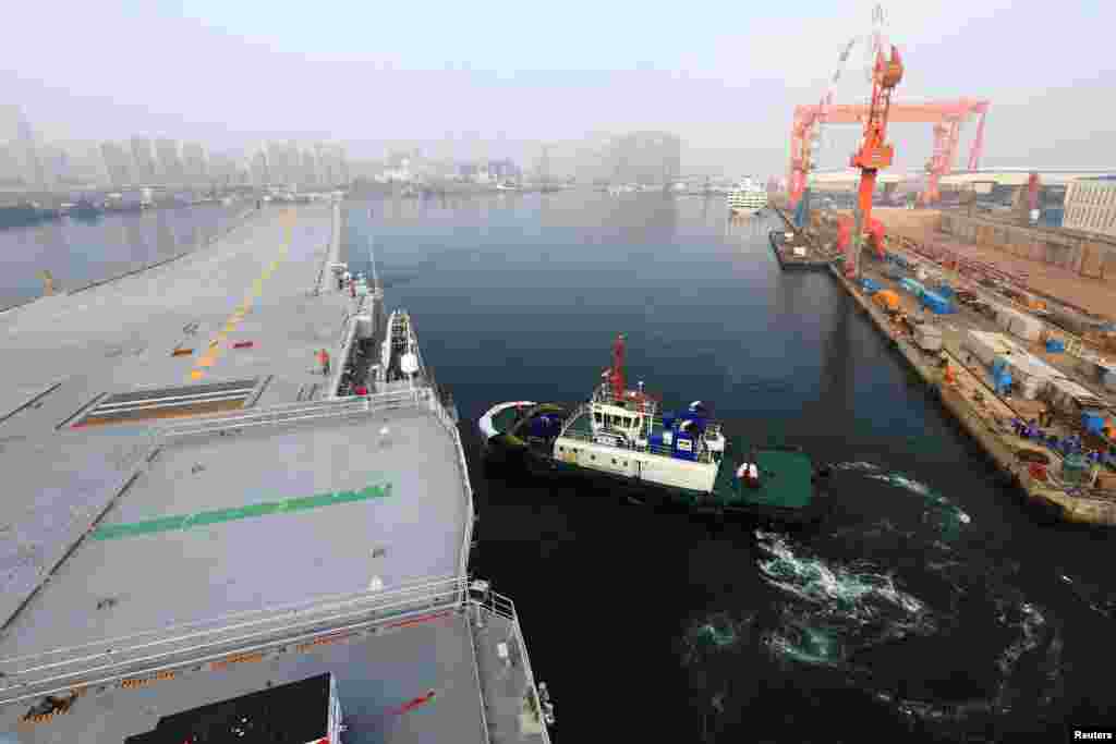 2018年5月13日,中国第一艘自制的航空母舰离开中国辽宁省大连。 这是中国的第二艘航母。中国官方媒体报道说,这艘暂名为001A的航母此次赴相关海域执行海上试验任务主要是检测验证动力系统等设备的可靠性和稳定性。此外,新航母海试的任务应该包括舰载战斗机的起降。