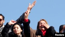 Những người ủng hộ thủ lãnh đối lập Chokri Belaid tại đám tang của ông ở quận Jebel Jelloud, Tunis, ngày 8/2/2013.