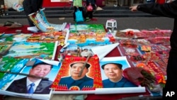 在中国山西省古交的一条街的地摊上出售的年画,包括习近平、毛泽东等中国5位最高领导人的肖像(2015年2月5日)。
