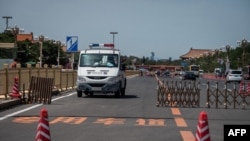 一辆警察停在北京天安门广场的一个检查卡旁。(2020年6月4日)