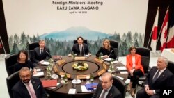 17일 일본 나가노현 가루이자와에서 열린 주요7개국(G7) 외교장관회의 참석자들이 기념촬영하고 있다. 가운데 왼쪽부터 시계방향으로 토니 블링컨 미 국무장관, 하야시 요시마사 일본 외무상, 멜라니 졸리 캐나다 외무장관, 캐서린 콜로나 프랑스 외무장관, 안토니오 타지니 이탈리아 외무장관, 엔리케 모라 유럽연합(EU) 대외관계청 사무차장, 제임스 클레버리 영국 외무장관, 아날레나 베어복 독일 외무장관.