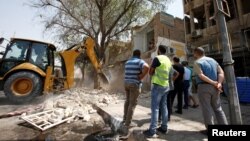 Tư liệu - Người dân tụ tập xung quanh vị trí một vụ đánh bom xe tại quận Karrada, thủ đô Baghdad, Iraq, ngày 06 tháng 09 năm 2016.