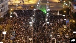 Các xe tăng của quân đội bảo vệ xung quanh dinh Tổng thống trong khi những người phản đối tập trung hô to các khẩu hiệu chống đối Tổng thống Morsi, Cairo, Ai Cập, 7/12/2012.