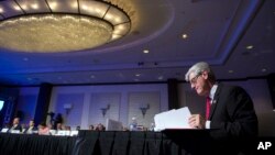 2017年2月25日,美国全国州长协会冬季会议在华盛顿举行。密西西比州州长菲尔·布里安特在开幕式上翻阅文件。