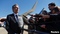 2023年11月2日,美国国务卿布林肯在安德鲁斯联合基地登上离开华盛顿前往中东和亚洲的飞机前与记者交谈。(路透社照片)