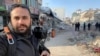 Jurnalis Reuters, Issam Abdallah, saat bekerja di kota Maras, Turki pasca dilanda gempa dahsyat 11 Februari 2023 (foto: dok). Issam Abdallah terbunuh di Lebanon akibat tembakan tank pasukan Israel. 
