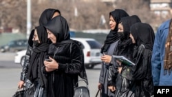Sejumlah mahasiswi ilmu kesehatan berjalan-jalan di Kabul, Afghanistan, 3 Desember 2024. (Foto: Wakil Kohsar/AFP)