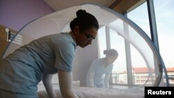 2016年9月2日,新加坡一家医院对寨卡病毒患者的病床上装上蚊帐,以防传染。