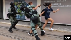 2019年10月5日,香港警察在中环街头追捕戴口罩的示威民众。