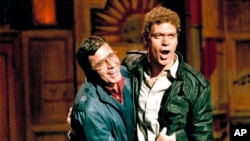 喜剧演员杰瑞·刘易斯(左)和乔·皮斯柯波在纽约为推广电视节目《周六夜现场》做出滑稽动作。(1983年11月17日)