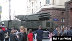 2019年5月二战胜利红场阅兵彩排时,在莫斯科街头的“铠甲-S1”防空系统。