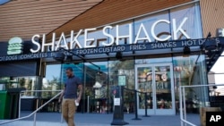 Một cừa hàng Shake Shack đối diện khách sạn New York-New York ở Las Vegas trong tấm ảnh chụp ngày 10/8/2016. Công ty quản lý chuỗi cửa hàng của Mỹ trên toàn thế giới vừa trả lại khoản vay 10 triệu USD mà chính phủ dành cho doanh nghiệp nhỏ trong đại dịch COVID-19.
