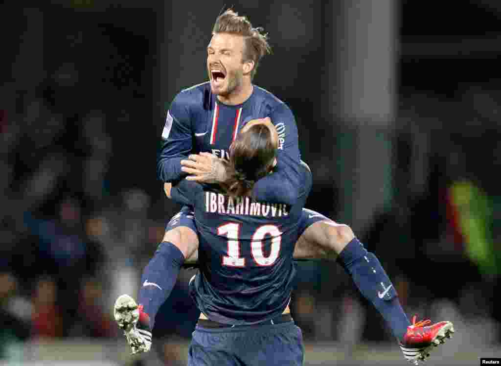 Beckham và Zlatan Ibrahimovic của đội Paris Saint-Germain ăn mừng sau khi thắng Olympique Lyon trong giải French Ligue 1, 12 tháng 5, 2013.