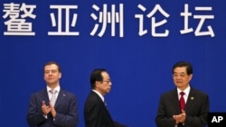 2011年4月日本首相福田康夫(中),中国国家主席胡锦涛(右)和俄罗斯总统梅德韦杰夫(左)在博鳌论坛上。