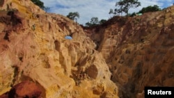 资料照片:矿工在中非共和国的恩达西玛金矿工作。(2014年5月22日)