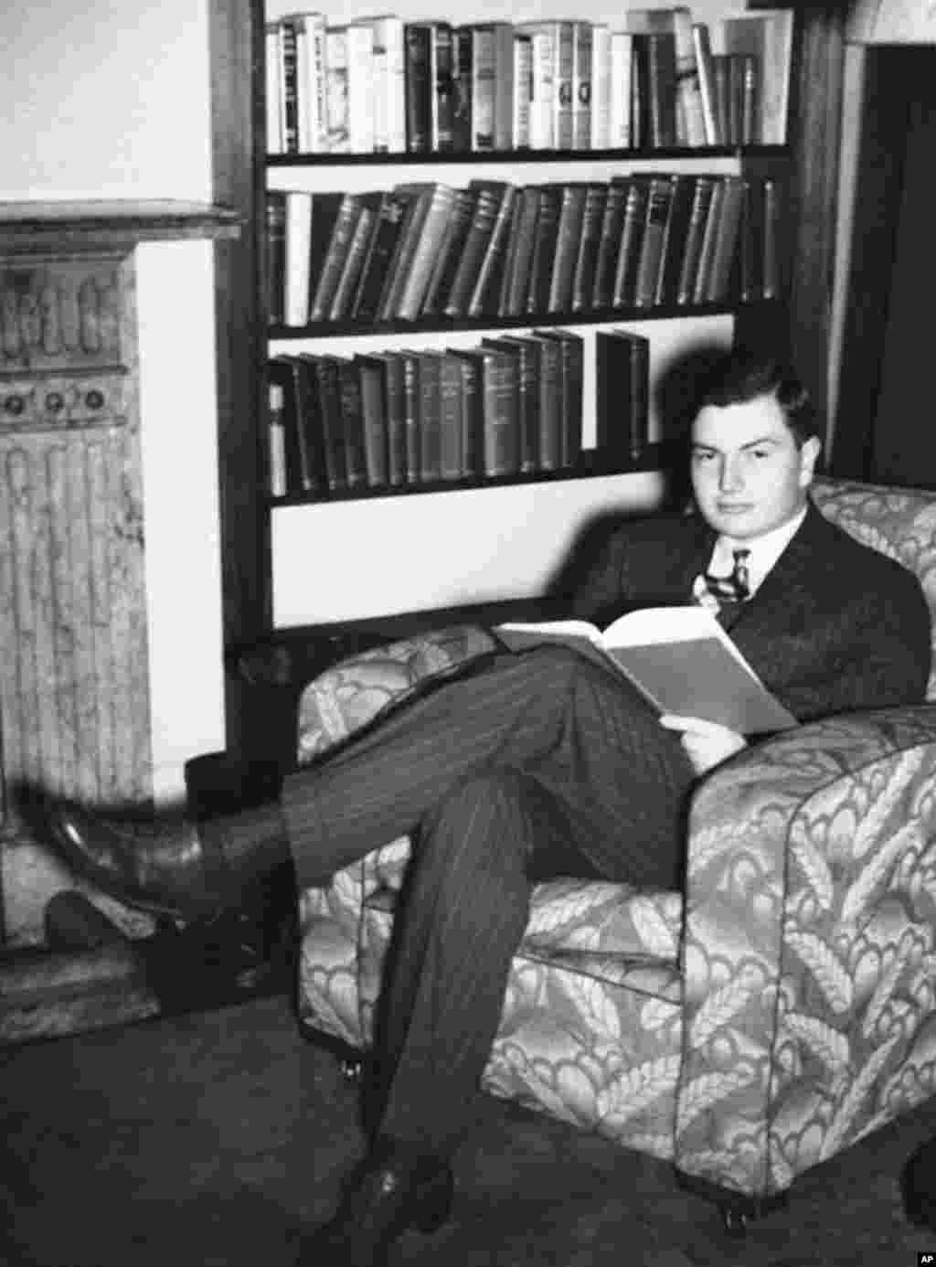 1937年11月22日,伦敦经济学院学生大卫·洛克菲勒在在寓所里学习,这位富豪子孙的居住条件欠佳。后来,洛克菲勒曾任大通曼哈顿公司(the Chase Manhattan Corporation)的董事长和首席执行官,他是19世纪标准石油(Standard Oil , 在中国曾经叫美孚石油公司 )帝国的创始人、传奇人物约翰·洛克菲勒的活到最后的一个孙子。