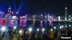 香港民众8月23日晚举行“香港之路”抗议活动,成千上万的港人手拉手筑成人链呼吁香港政治改革。