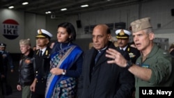 印度国防部长辛格(Rajnath Singh)2019年12月17日访问美国一艘航空母舰(美国海军照片)