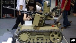 资料照:在北京举办的第八届中国国际警用装备博览会上展出的遥控机器人武器。(2016年5月19日)