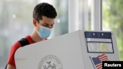 2021年纽约市长选举初选阶段,一名选民6月18日进行提前投票。