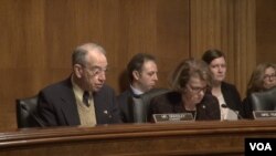 2016年2月2日,参议院就EB-5投资移民项目举行听证。这是格拉斯里参议员(左)和范斯坦参议员(右)在听证会上。(美国之音常晓拍摄)