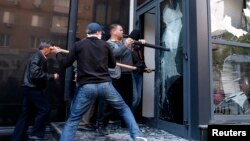 Người biểu tình thân Nga đập phá một cơ sở kinh doanh ở Donetsk, đông Ukraine, ngày 3 tháng 5, 2014
