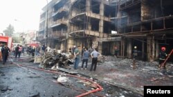 Người dân tụ tập ở hiện trường vụ nổ bom tại khu mua sắm Karrada ở Baghdad, Iraq, ngày 3 tháng 7 năm 2016.