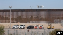 德克萨斯州国民警卫队以带刺铁丝网隔离和墨西哥之间的边界。(法新社:2024年12月9日)