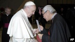 香港退休主教陈日君在梵蒂冈向教宗方济各提交一封信。(梵蒂冈报纸罗马观察报2018年1月10日发布)