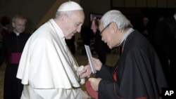 港退休主教陈日君在梵蒂冈向教宗方济各提交一封信。(梵蒂冈报纸罗马观察报2018年1月10日发布)