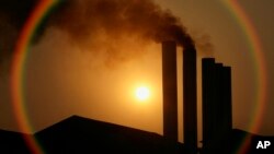 Khói bốc lên từ nhà máy trong tỉnh Chonburi của Thái Lan