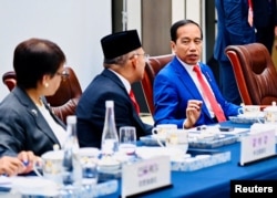 Presiden Joko Widodo (kanan) berbicara selama pertemuan bilateral Indonesia-China di Hotel Jinniu di kota Chengdu, China Kamis (27/7).