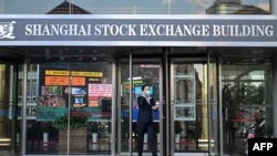 在上海，一名妇女离开上海证券交易所大楼（2020年11月4日）。