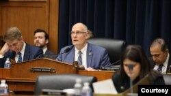 众议院中共问题特设委员会主席、共和党联邦众议员约翰·穆勒纳尔(John Moolenaar)12月5日召开听证会,讨论美国国防工业基础面临的挑战。(照片来源:美国国会众议院中共问题特设委员会)