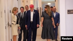 Calon presiden Partai Republik, mantan Presiden AS Donald Trump dan istrinya Melania Trump, memberikan suaranya di sebuah TPS di Palm Beach, Florida Selasa (5/11).