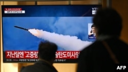 韩国首尔火车站的民众在观看电视播放朝鲜导弹试射的新闻视频。(2024年10月31日)