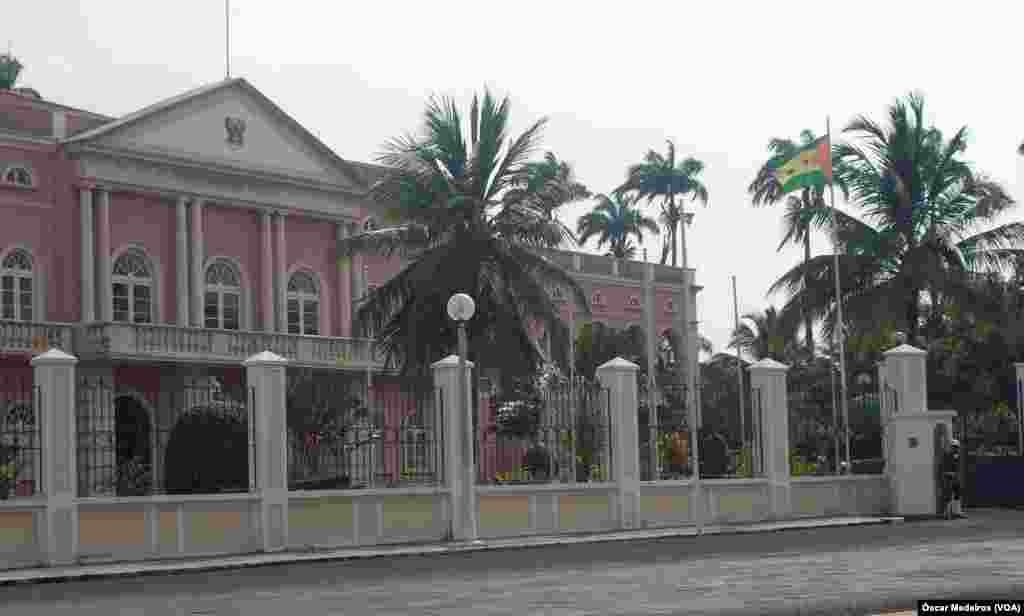 圣多美和普林西比的总统府。有台湾媒体报道, 北京内部对於挖角台湾邦交国存在不同声音,有一派认为这会引起台湾人极大情绪反弹,反而更支持台独,以外交战作为两岸政策工具有一定风险,不宜多用。