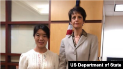 代理副助卿罗拉·史东会见李爱杰(美国国务院照片)