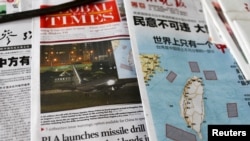 资料图- 美国众议院议长佩洛西访问台湾期间，北京一报摊上出售的各类登载相关消息和评论的中国大陆报纸和刊物。(2022年8月3日)