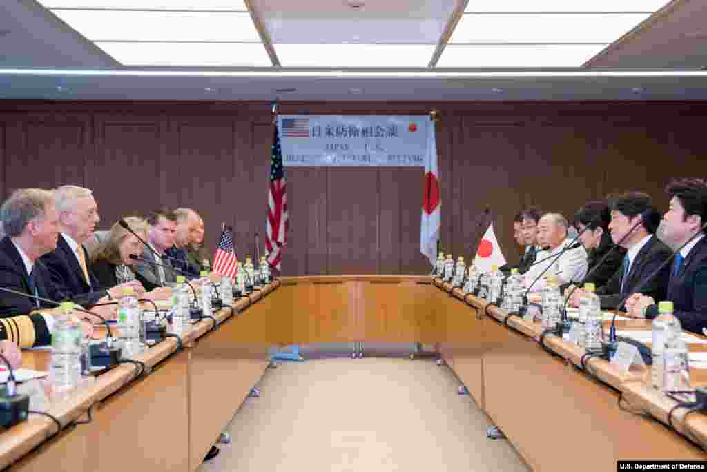 美国国防部长马蒂斯在东京与日本防卫相小野寺五典举行会谈(2018年6月29日)。 马蒂斯说:“目前我们正在同朝鲜进行前所未有的谈判。但是……日本和美国的长期同盟坚定不移。” 日本防卫相小野寺五典说,日美同盟需要“保持紧密关系”。他对马蒂斯说,“还有很多事情仍需要双方合作。”