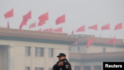 一名中国武警士兵在即将召开两会的北京人大会堂附近执勤。(2019年3月1日)